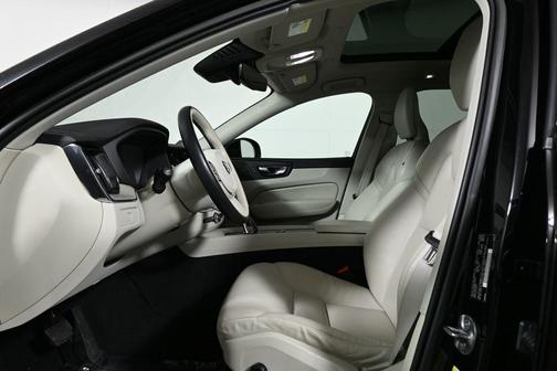 2023 Volvo XC60 B5 Plus Dark Theme