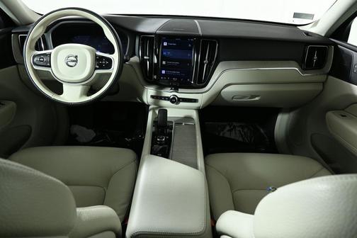2023 Volvo XC60 B5 Plus Dark Theme
