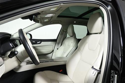 2023 Volvo XC60 B5 Plus Dark Theme