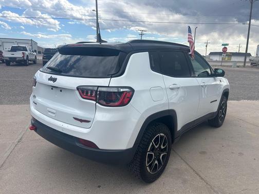Bright White Clearcoat 2025 Jeep Compass Trailhawk