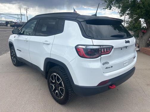 Bright White Clearcoat 2025 Jeep Compass Trailhawk