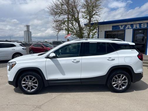 WHITE 2024 GMC Terrain SLT