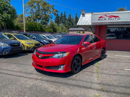 Red 2012 Toyota Camry SE