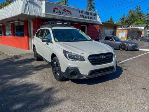 White 2018 Subaru Outback 2.5i