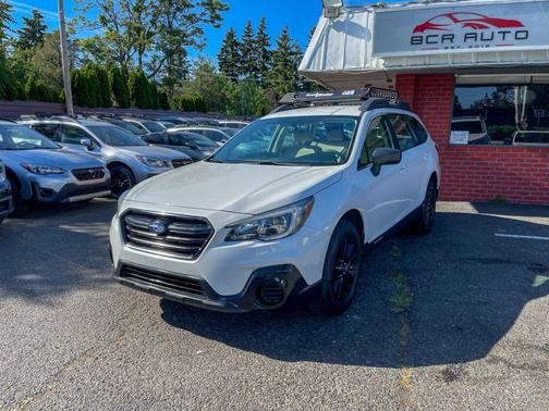 White 2018 Subaru Outback 2.5i