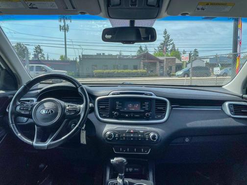 White 2016 Kia Sorento LX