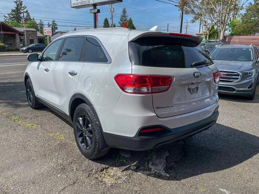 White 2016 Kia Sorento LX