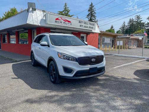 White 2016 Kia Sorento LX