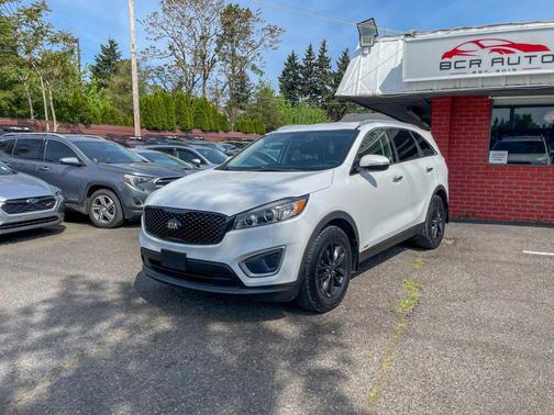 White 2016 Kia Sorento LX