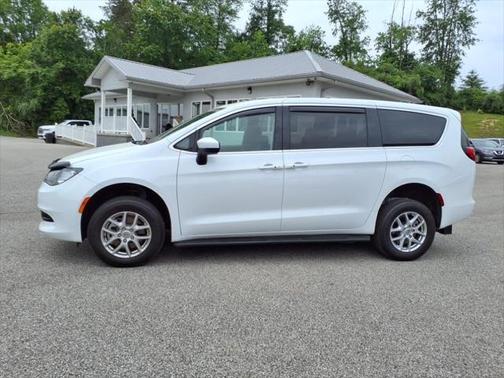 2022 Chrysler Voyager LX