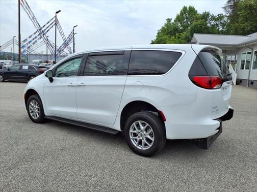 2022 Chrysler Voyager LX