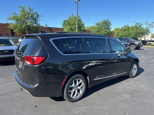Brilliant Black Crystal Pearlcoat 2017 Chrysler Pacifica Touring-L