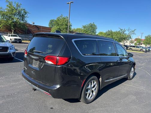 Brilliant Black Crystal Pearlcoat 2017 Chrysler Pacifica Touring-L