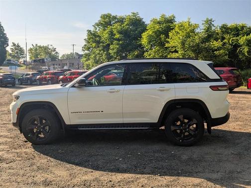 2025 Jeep Grand Cherokee Laredo