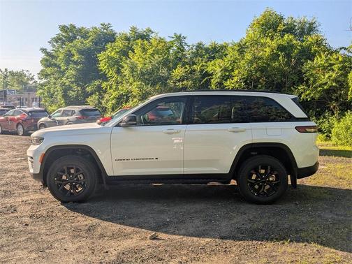 2025 Jeep Grand Cherokee Laredo