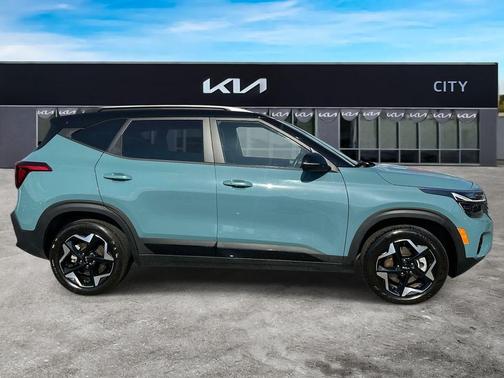 Blue / Black 2025 Kia Seltos S