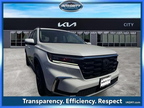 White 2024 Honda Pilot Touring