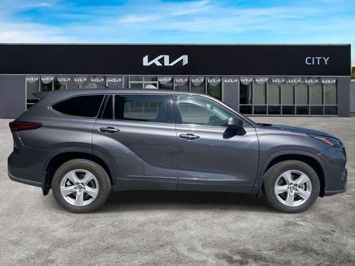 Magnetic Gray Metallic 2022 Toyota Highlander LE