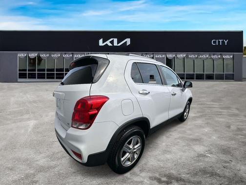 Summit White 2017 Chevrolet Trax LT