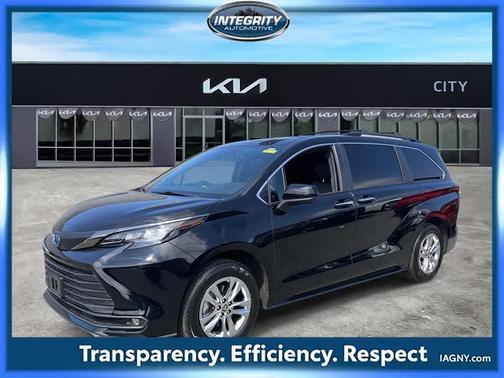 2023 Toyota Sienna Woodland Edition