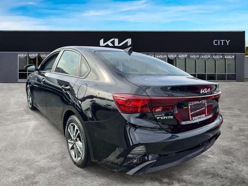 Aurora Black Pearl 2023 Kia Forte LXS