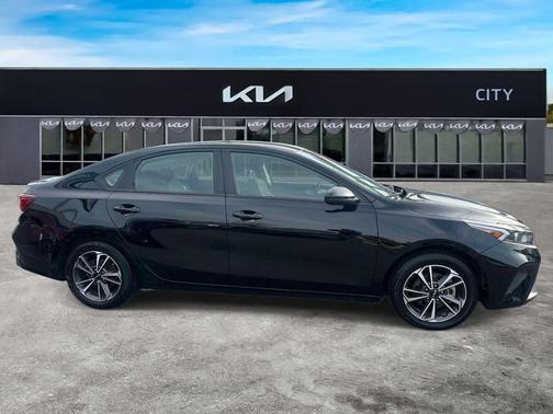 Aurora Black Pearl 2023 Kia Forte LXS