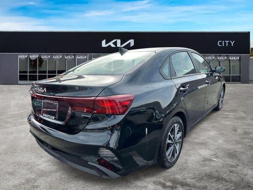 Aurora Black Pearl 2023 Kia Forte LXS