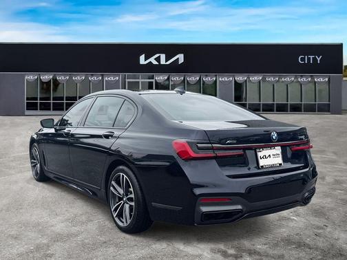 Carbon Black Metallic 2022 BMW 740 i xDrive