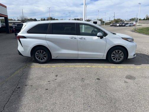 2022 Toyota Sienna XLE 7 Passenger