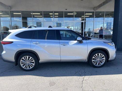 2023 Toyota Highlander Hybrid Platinum