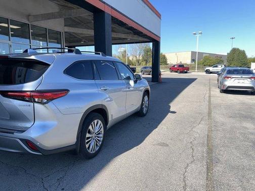 2023 Toyota Highlander Hybrid Platinum