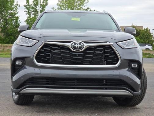 Magnetic Gray Metallic 2025 Toyota Highlander Platinum