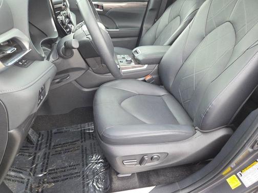 Magnetic Gray Metallic 2025 Toyota Highlander Platinum
