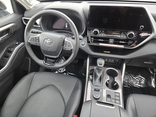 Magnetic Gray Metallic 2025 Toyota Highlander Platinum