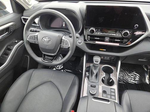 Magnetic Gray Metallic 2025 Toyota Highlander Platinum