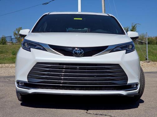 Wind Chill Pearl 2026 Toyota Sienna Platinum