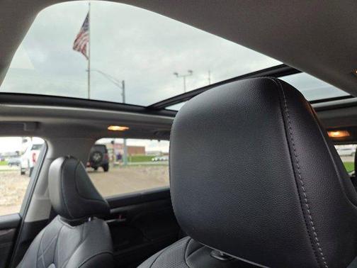 Pearl 2024 Toyota Highlander Platinum