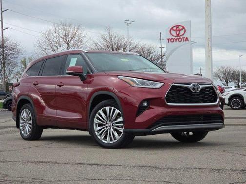 Pearl 2024 Toyota Highlander Platinum