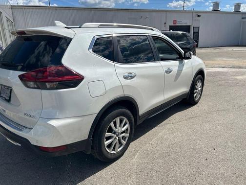 Pearl White Tricoat 2019 Nissan Rogue SV