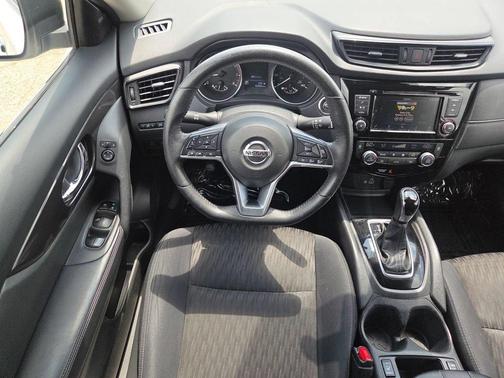 Pearl White Tricoat 2019 Nissan Rogue SV