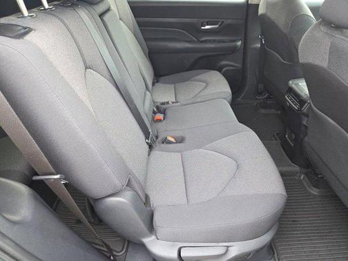 Cloud 2025 Toyota Highlander LE