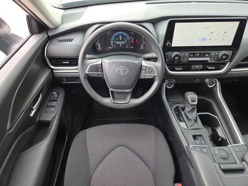 Cloud 2025 Toyota Highlander LE