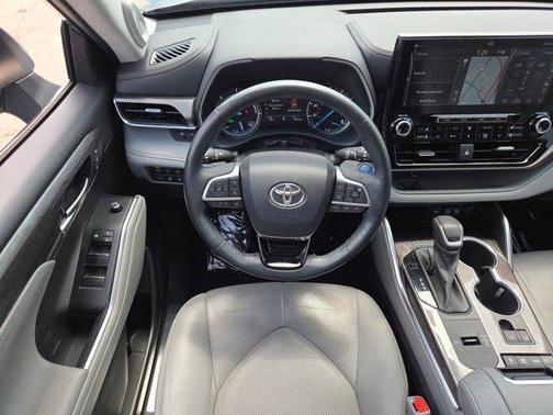 Moon Dust 2021 Toyota Highlander Hybrid Platinum