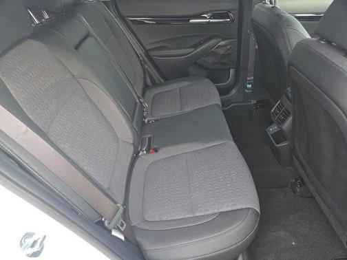 Clear White/Black Roof 2024 Kia Seltos S