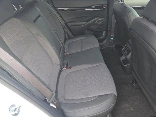 Clear White/Black Roof 2024 Kia Seltos S