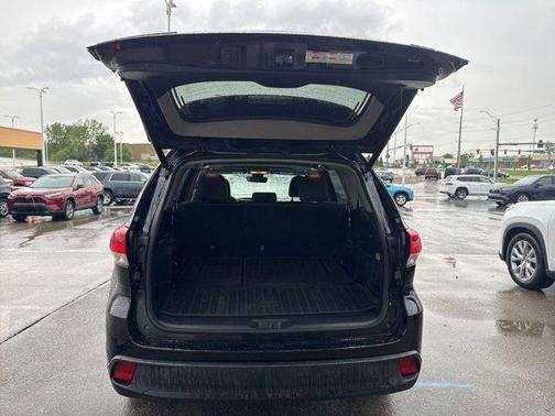 Midnight Black Metallic 2019 Toyota Highlander XLE