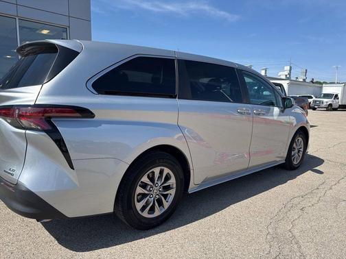 Celestial Silver Metallic 2021 Toyota Sienna LE