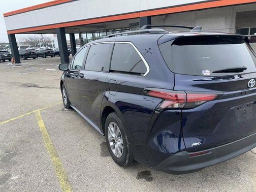 2022 Toyota Sienna LE