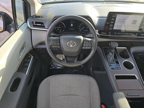 2022 Toyota Sienna LE