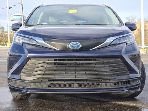 2022 Toyota Sienna LE